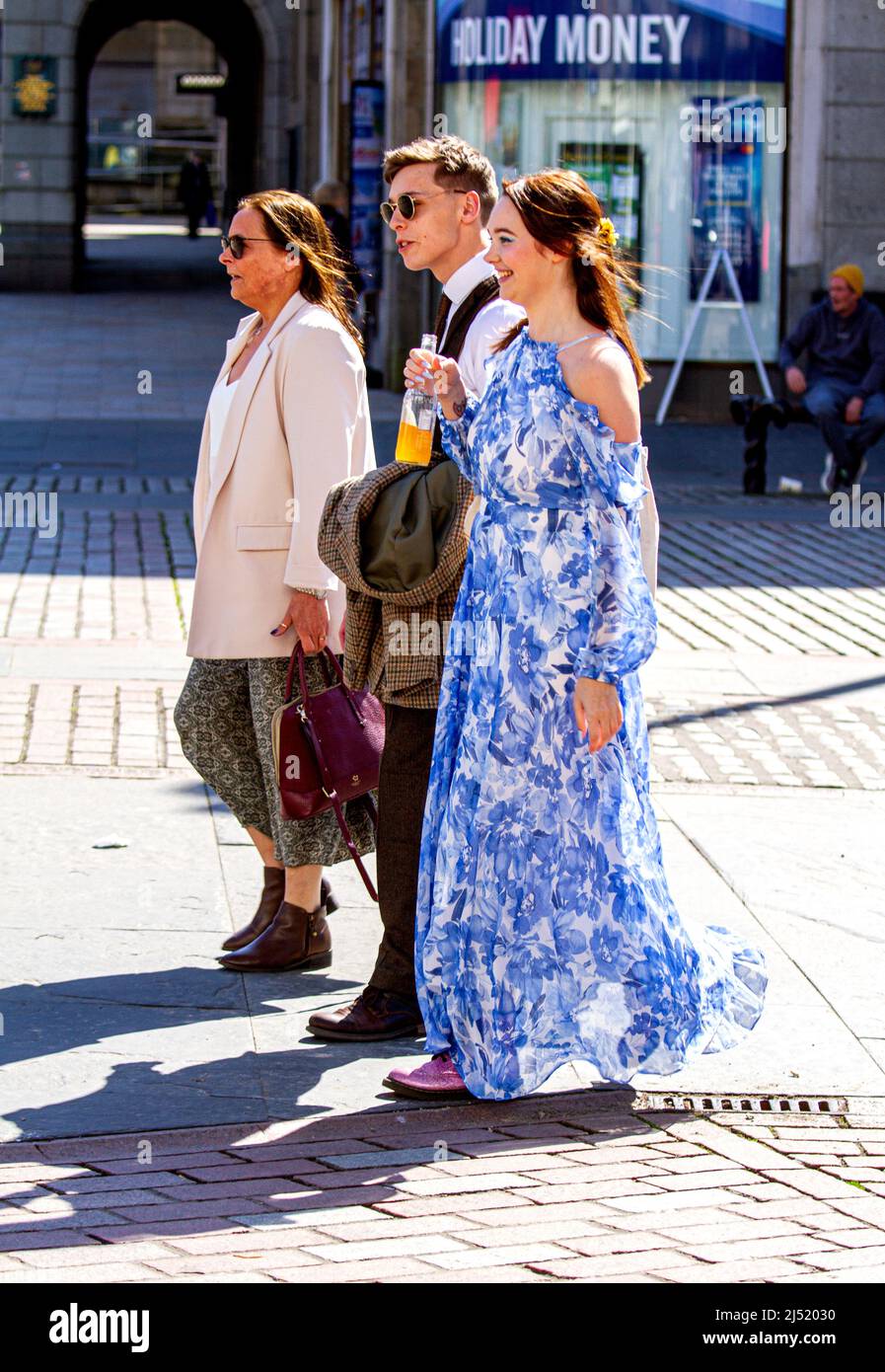 Dundee, Tayside, Scozia, Regno Unito. 19th Apr 2022. UK Meteo: Caldo sole di primavera con altipiani che raggiungono i 16°C nella Scozia nord-orientale. Le coperture facciali non sono più richieste sui mezzi di trasporto pubblico o nei negozi di High Street, e le cose stanno tornando alla normalità. I residenti di Dundee sono fuori e in centro città, approfittando del caldo clima primaverile e avendo un grande momento di socializzazione senza dover indossare maschere. Credit: Dundee Photographics/Alamy Live News Foto Stock