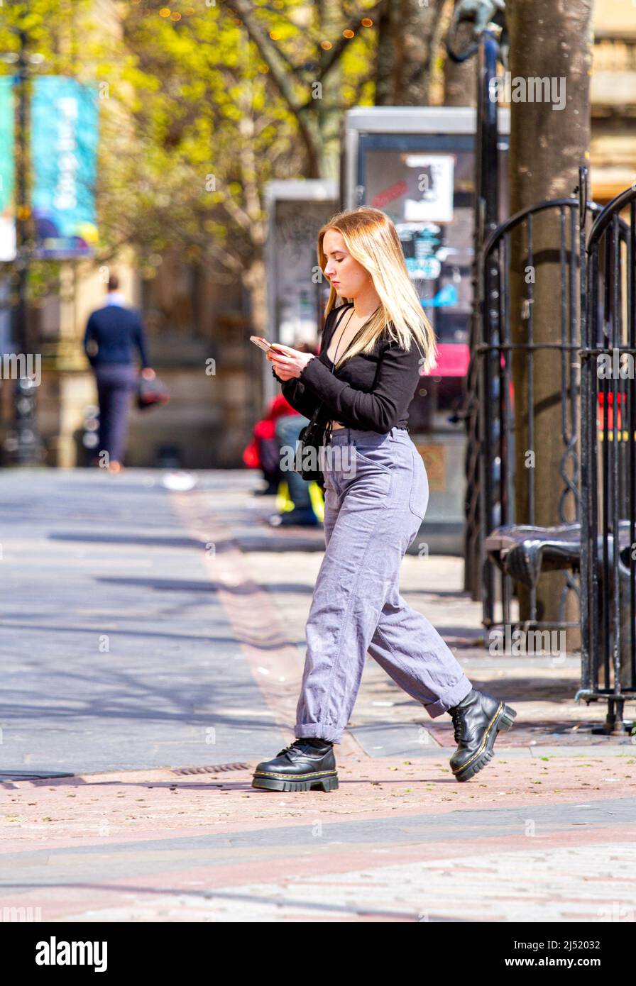 Dundee, Tayside, Scozia, Regno Unito. 19th Apr 2022. UK Meteo: Caldo sole di primavera con altipiani che raggiungono i 16°C nella Scozia nord-orientale. Le coperture facciali non sono più richieste sui mezzi di trasporto pubblico o nei negozi di High Street, e le cose stanno tornando alla normalità. I residenti di Dundee sono fuori e in centro città, approfittando del caldo clima primaverile e avendo un grande momento di socializzazione senza dover indossare maschere. Credit: Dundee Photographics/Alamy Live News Foto Stock