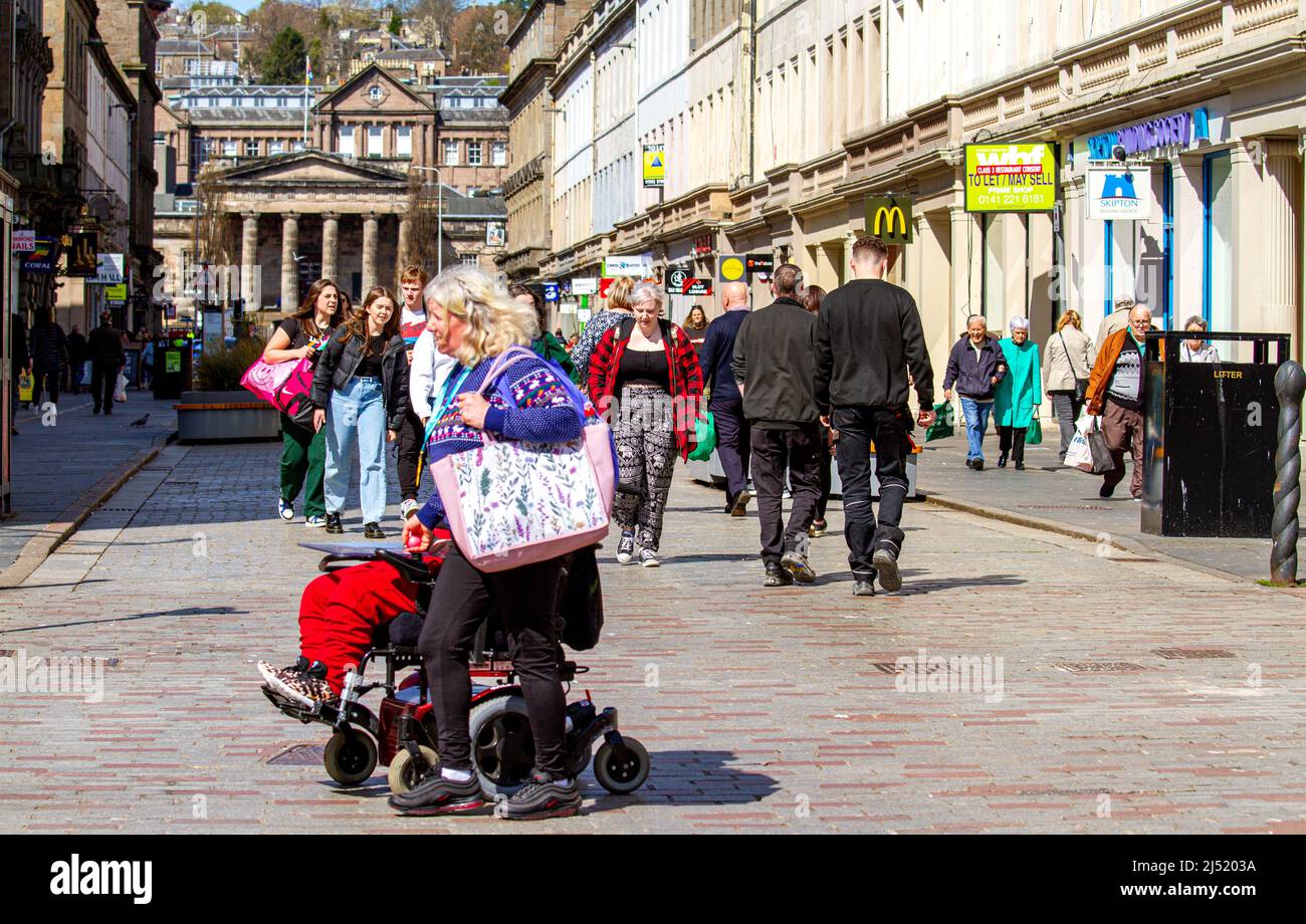 Dundee, Tayside, Scozia, Regno Unito. 19th Apr 2022. UK Meteo: Caldo sole di primavera con altipiani che raggiungono i 16°C nella Scozia nord-orientale. Le coperture facciali non sono più richieste sui mezzi di trasporto pubblico o nei negozi di High Street, e le cose stanno tornando alla normalità. I residenti di Dundee sono fuori e in centro città, approfittando del caldo clima primaverile e avendo un grande momento di socializzazione senza dover indossare maschere. Credit: Dundee Photographics/Alamy Live News Foto Stock