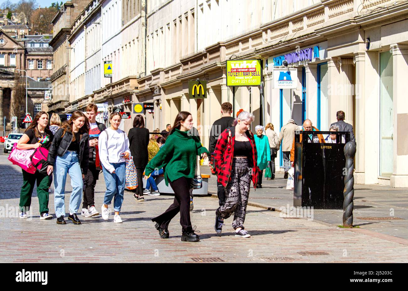 Dundee, Tayside, Scozia, Regno Unito. 19th Apr 2022. UK Meteo: Caldo sole di primavera con altipiani che raggiungono i 16°C nella Scozia nord-orientale. Le coperture facciali non sono più richieste sui mezzi di trasporto pubblico o nei negozi di High Street, e le cose stanno tornando alla normalità. I residenti di Dundee sono fuori e in centro città, approfittando del caldo clima primaverile e avendo un grande momento di socializzazione senza dover indossare maschere. Credit: Dundee Photographics/Alamy Live News Foto Stock