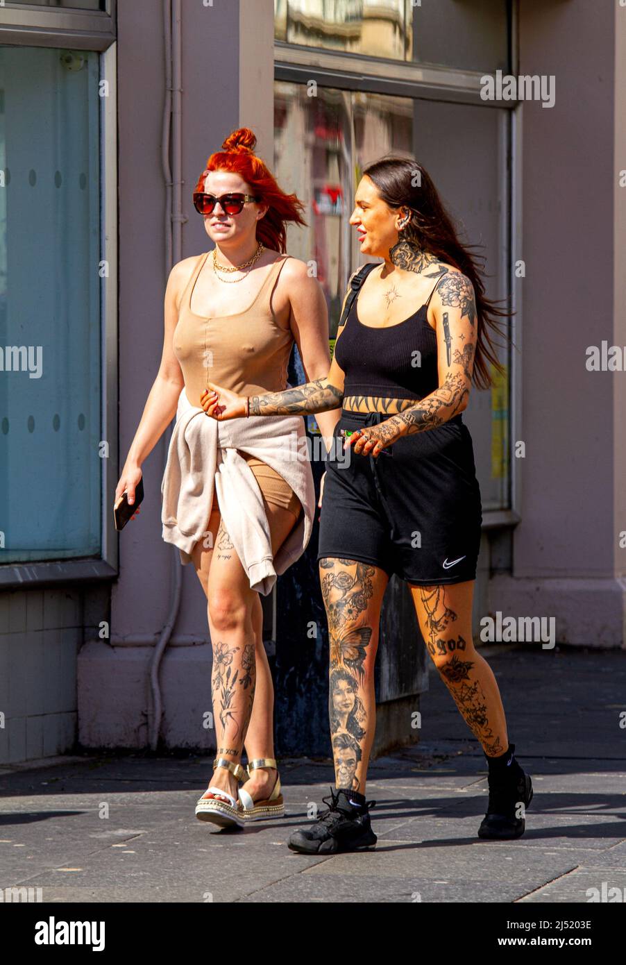 Dundee, Tayside, Scozia, Regno Unito. 19th Apr 2022. UK Meteo: Caldo sole di primavera con altipiani che raggiungono i 16°C nella Scozia nord-orientale. Le coperture facciali non sono più richieste sui mezzi di trasporto pubblico o nei negozi di High Street, e le cose stanno tornando alla normalità. I residenti di Dundee sono fuori e in centro città, approfittando del caldo clima primaverile e avendo un grande momento di socializzazione senza dover indossare maschere. Credit: Dundee Photographics/Alamy Live News Foto Stock