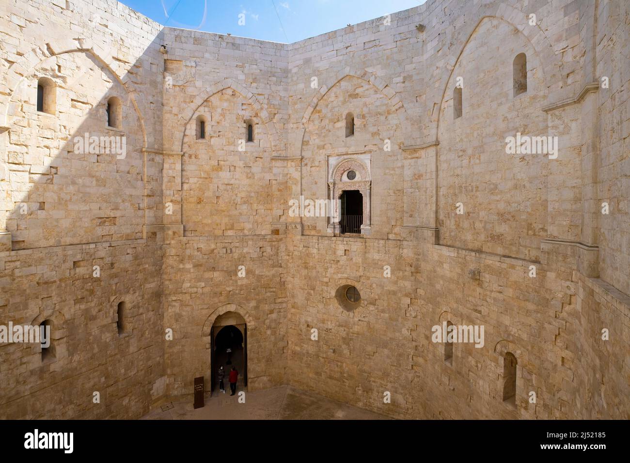 Castel del Monte si trova su una collina in Puglia. Italia sud-orientale. Foto Stock