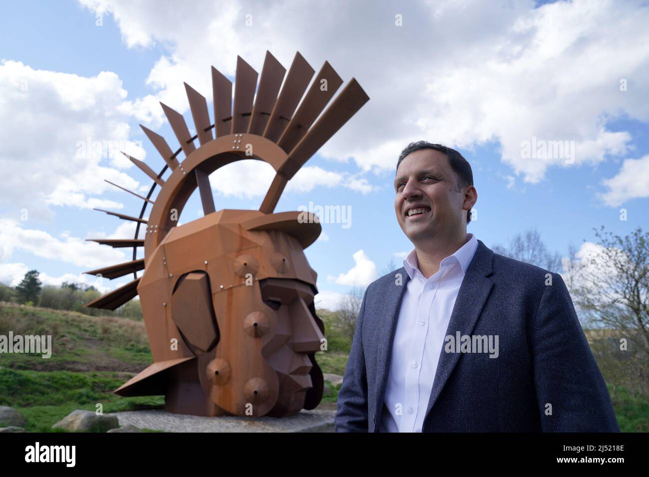 Il leader laburista scozzese Anas Sarwar si trova accanto a Silvanus, la scultura a testa romana sul sito del Muro Antonino, dopo una visita alle avventure della Scozia Centrale ad Auchinstarry Marina, a Kilsyth, un'impresa sociale gestita da due veterani che offre lezioni di attività all'aria aperta a persone con una serie di esigenze aggiuntive, come egli campagne per le elezioni del governo locale. Data foto: Martedì 19 aprile 2022. Foto Stock