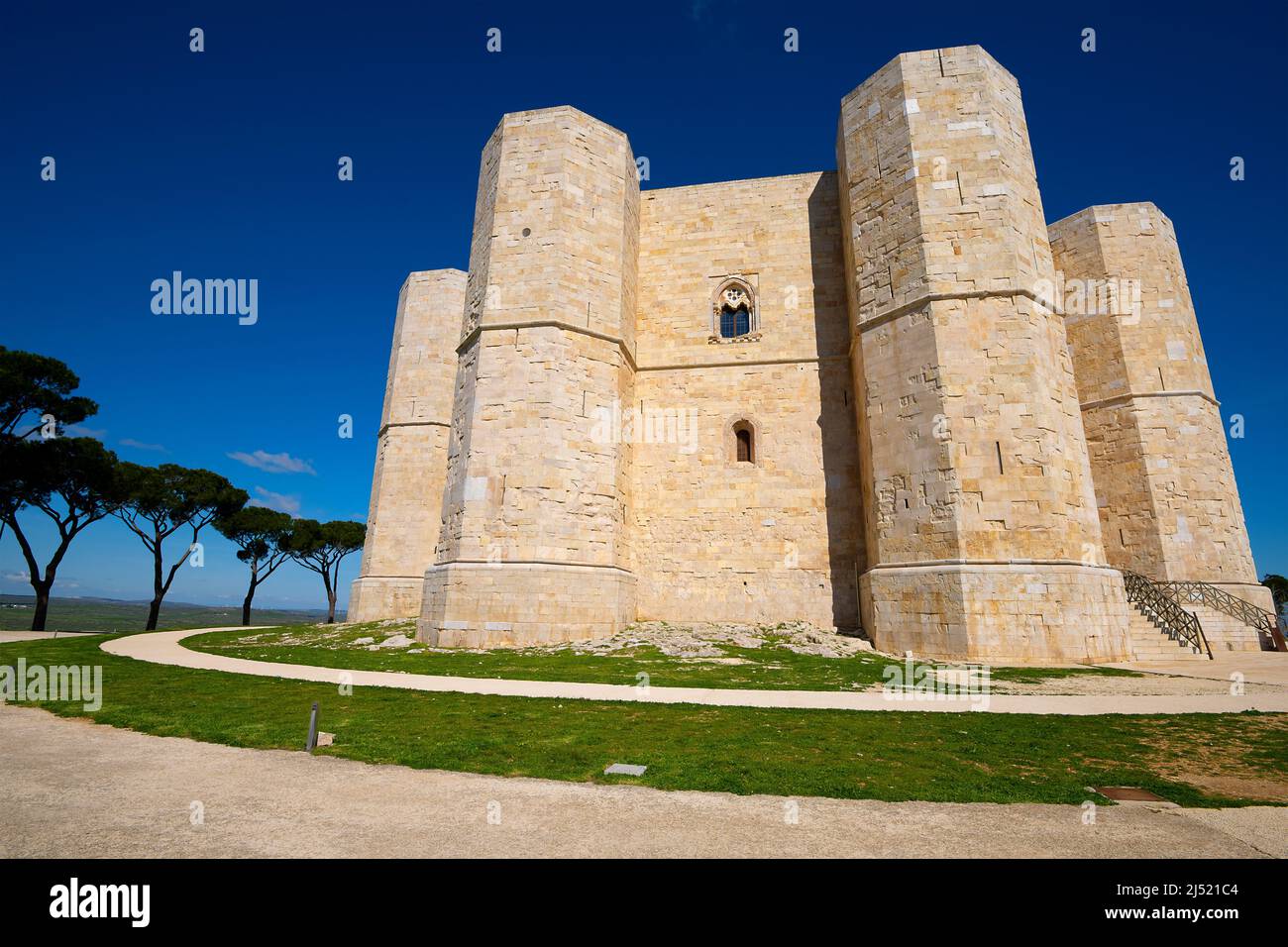 Castel del Monte si trova su una collina in Puglia. Italia sud-orientale. Foto Stock