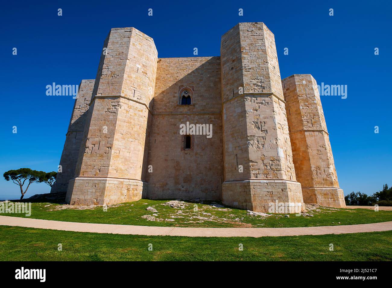 Castel del Monte si trova su una collina in Puglia. Italia sud-orientale. Foto Stock