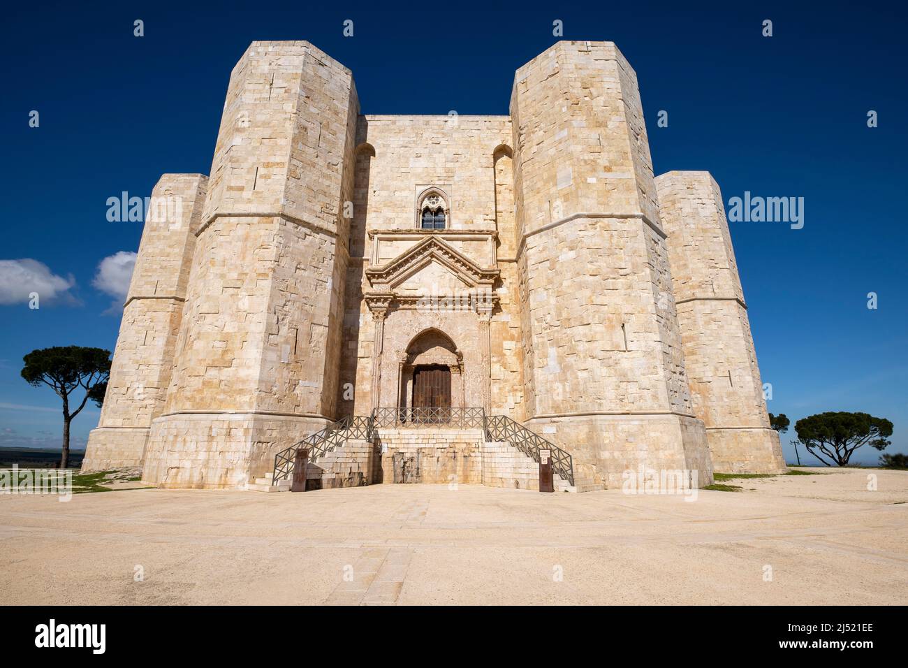 Castel del Monte si trova su una collina in Puglia. Italia sud-orientale. Foto Stock