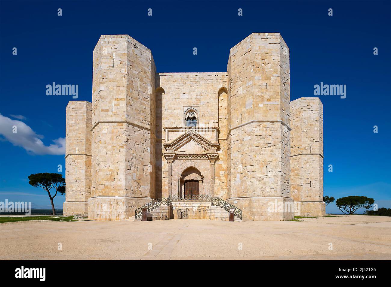 Castel del Monte si trova su una collina in Puglia. Italia sud-orientale. Foto Stock