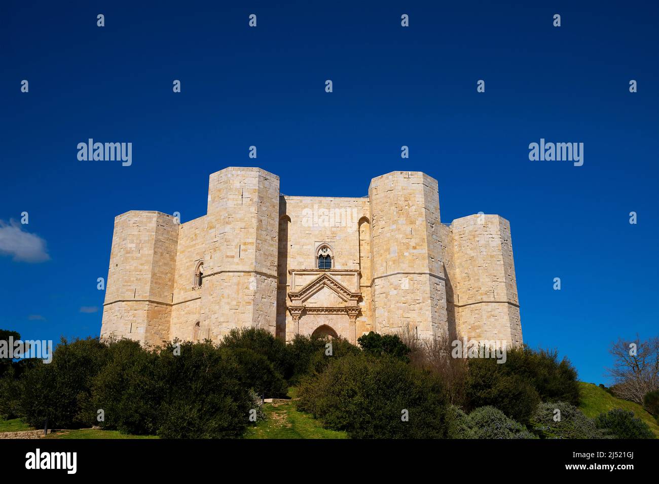 Castel del Monte si trova su una collina in Puglia. Italia sud-orientale. Foto Stock
