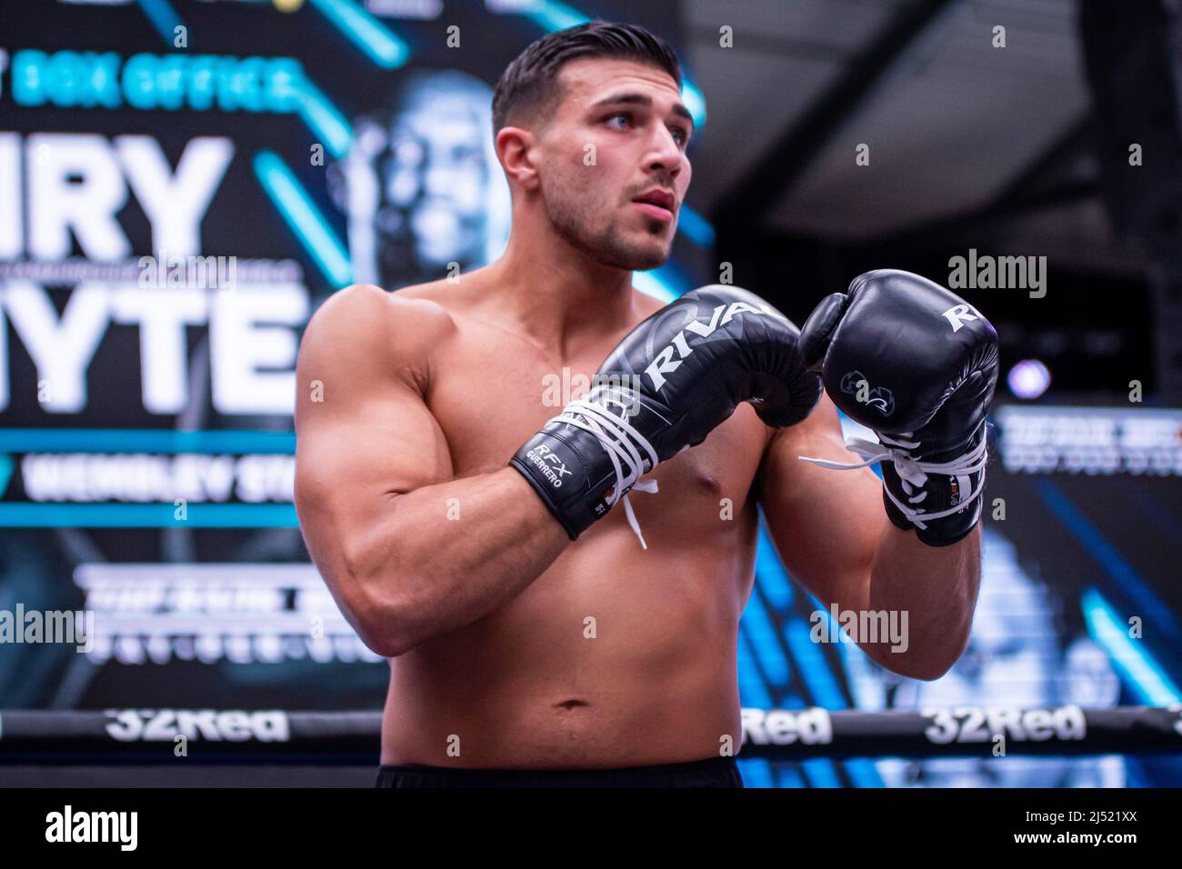 LONDRA, INGHILTERRA - APRILE 19: Tommy Fury colpisce PADS con suo padre, John Fury durante l'allenamento Open Prior to Fury vs Whyte per il WBC Heavyweight Title il 19 Aprile 2022 al Wembley Stadium di Londra, Inghilterra, Regno Unito. (Foto di Matt Davies/PxImages) Credit: PX Images/Alamy Live News Foto Stock