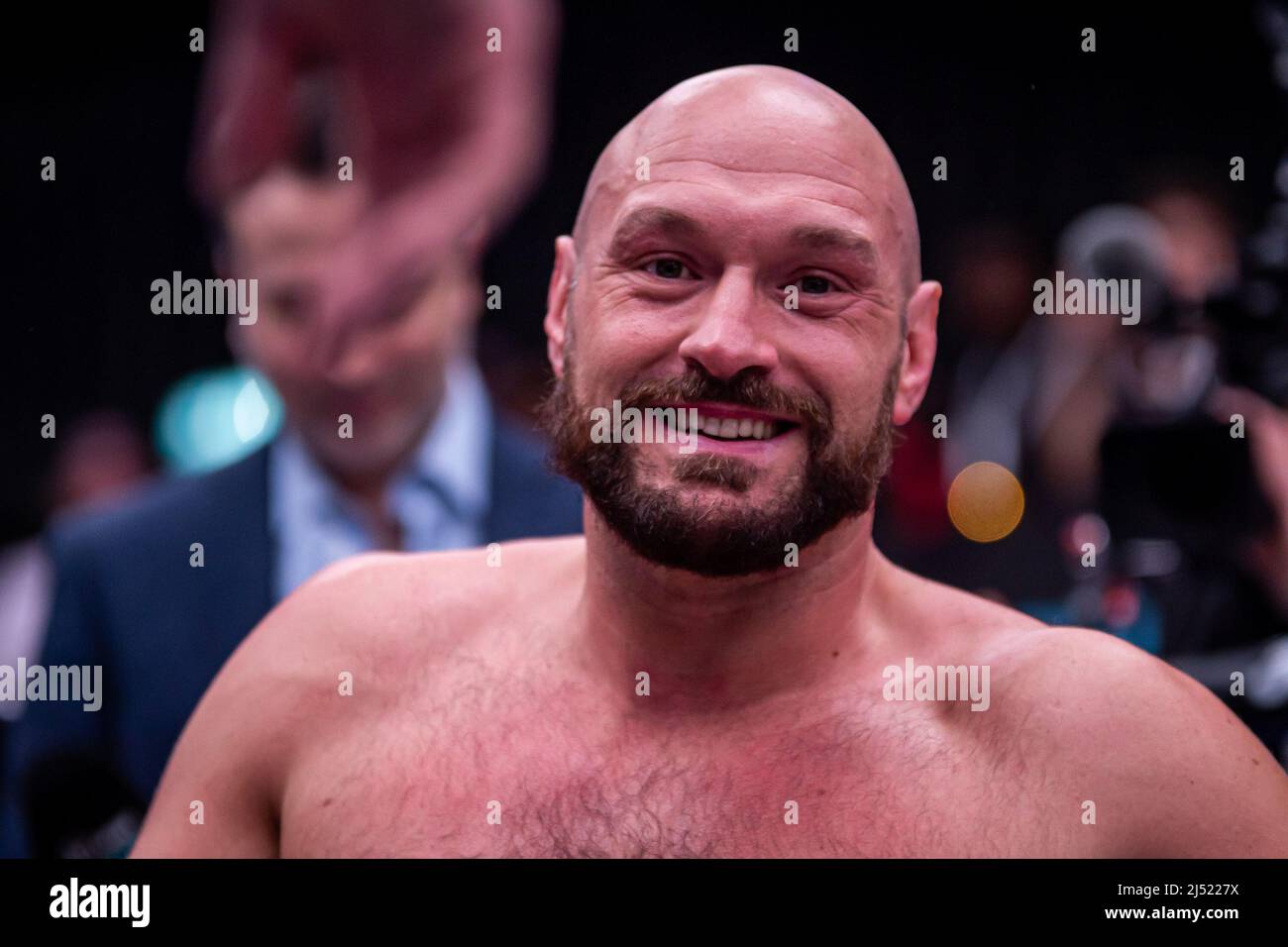 Londra, Inghilterra, Londra, Inghilterra, Regno Unito. 19th Apr 2022. LONDRA, INGHILTERRA - APRILE 19: Tyson Fury colpisce i pad e intrattiene la folla e i media durante l'allenamento Open Prior to Fury vs Whyte per il WBC Heavyweight Title il 19 Aprile 2022 al Wembley Stadium di Londra, Inghilterra, Regno Unito. (Credit Image: © Matt Davies/PX Imagens via ZUMA Press Wire) Foto Stock