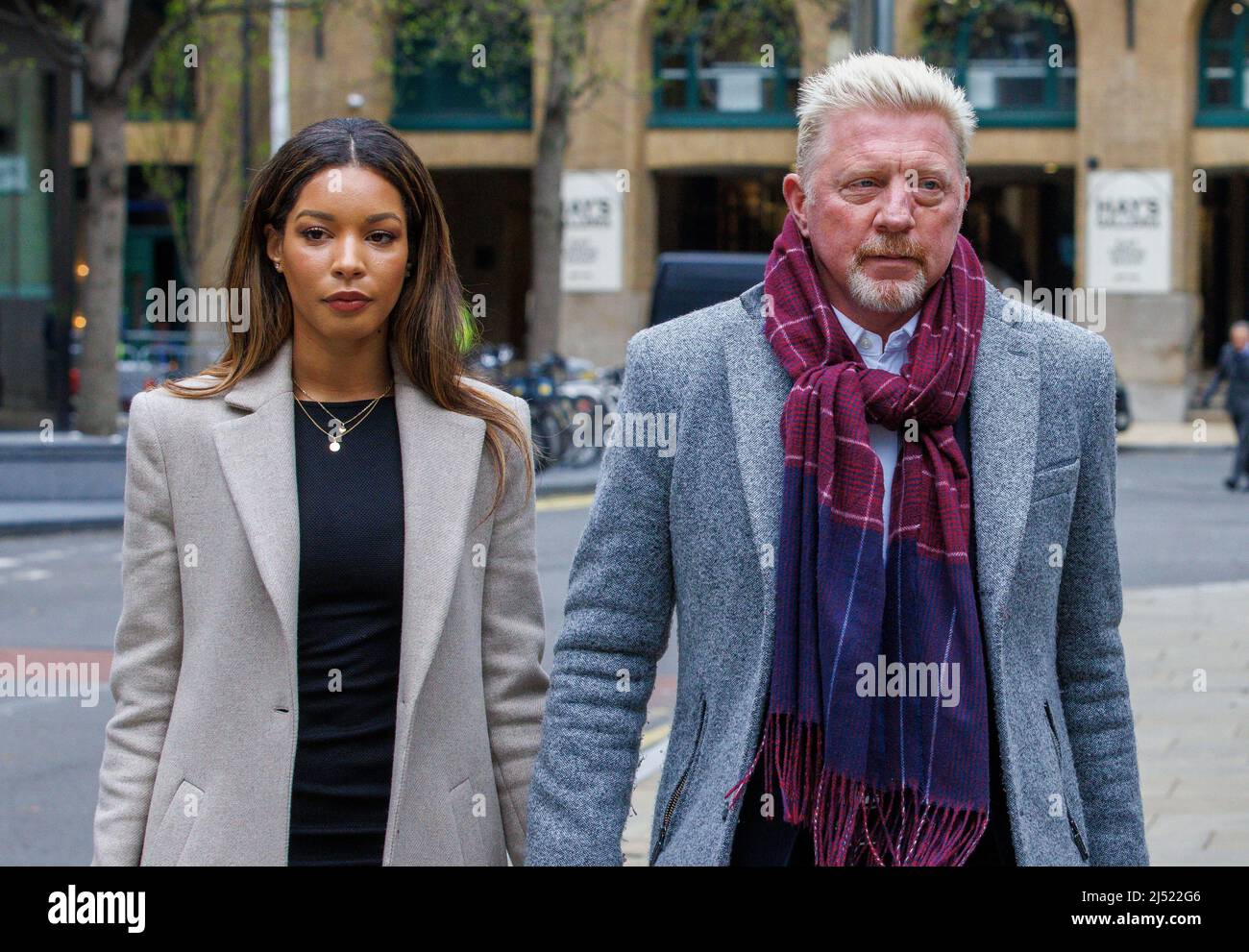 Sei volte vincitore del Grand Slam, Boris Becker al Southwark Crown Court con la ragazza, Lilian de Carvalho Monteiro, durante il suo processo fallimentare. Foto Stock
