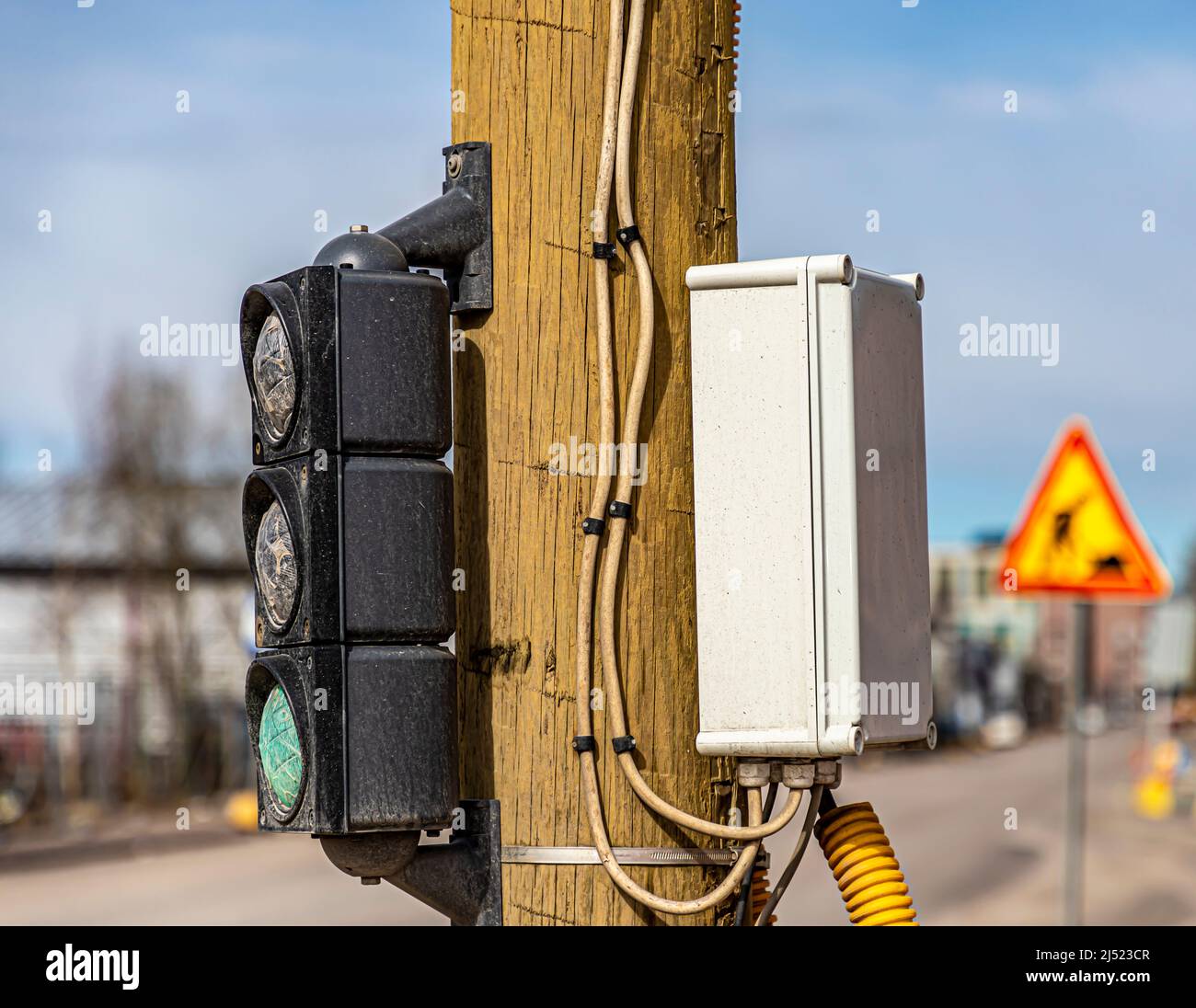 Un semaforo temporaneo montato su un palo in corrispondenza di una strada a Kyläsaarenkatu, Helsinki, Finlandia. Foto Stock