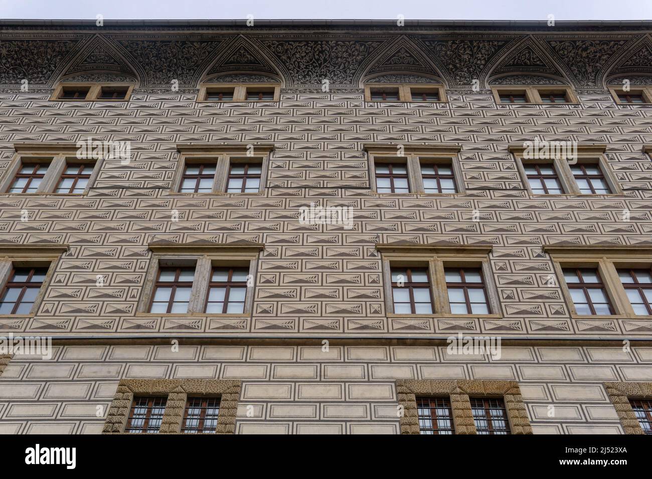 Fotografia dell'edificio con facciata simmetrica. Praga, Repubblica Ceca Foto Stock
