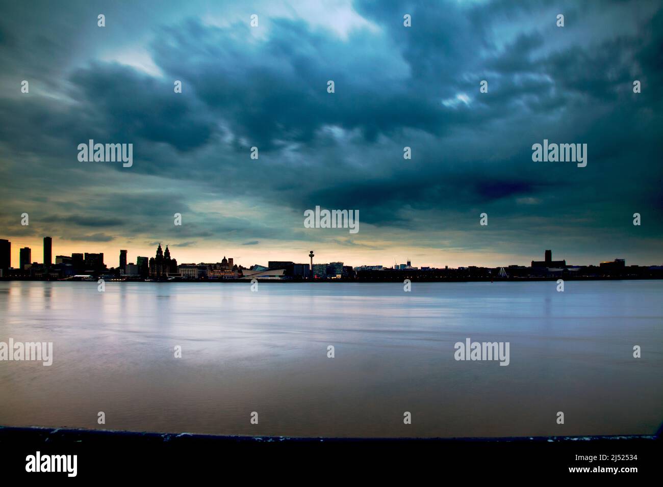 Liverpool Water front con spettacolare skyline Foto Stock