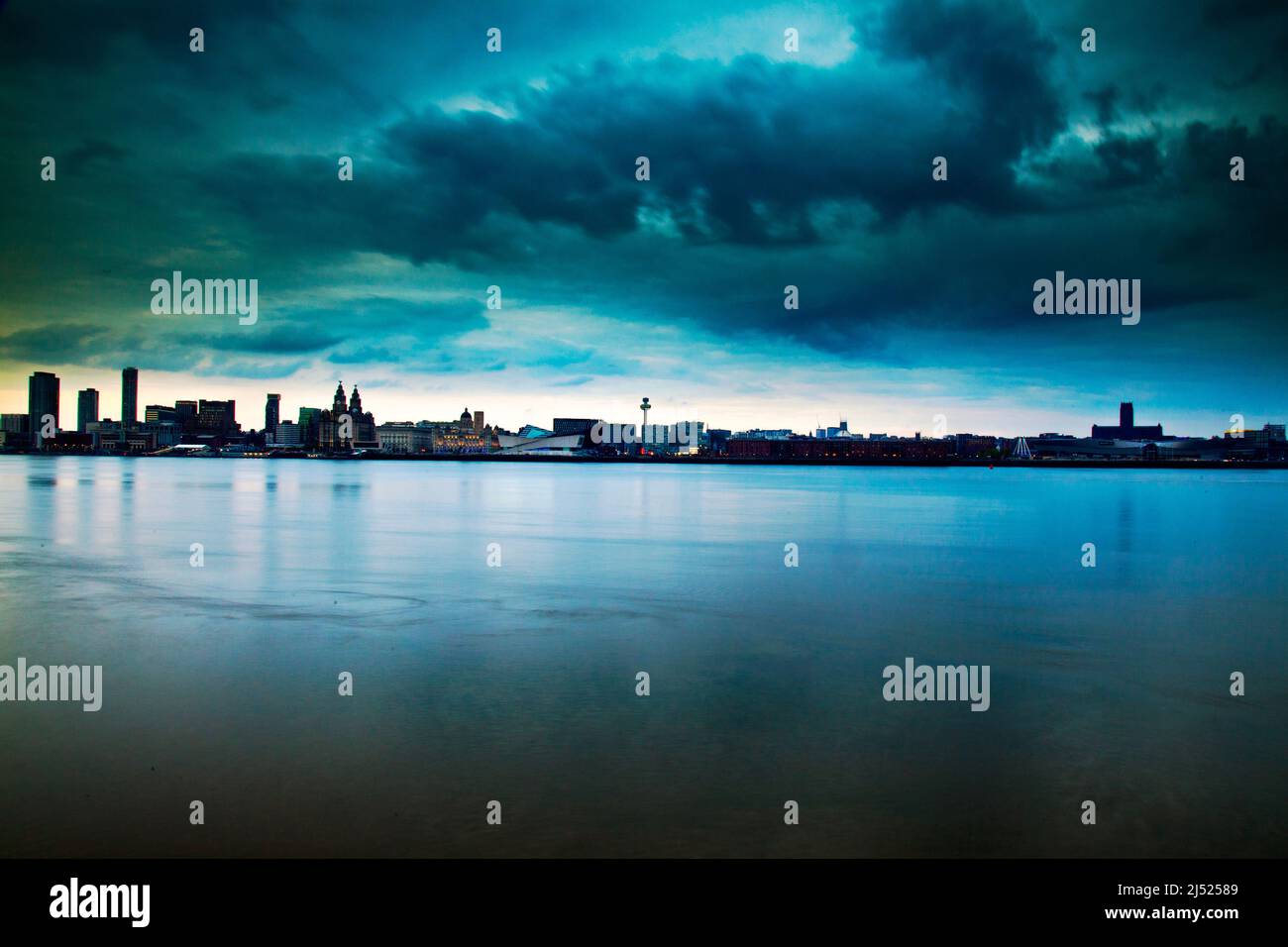 Liverpool Water front con spettacolare skyline Foto Stock