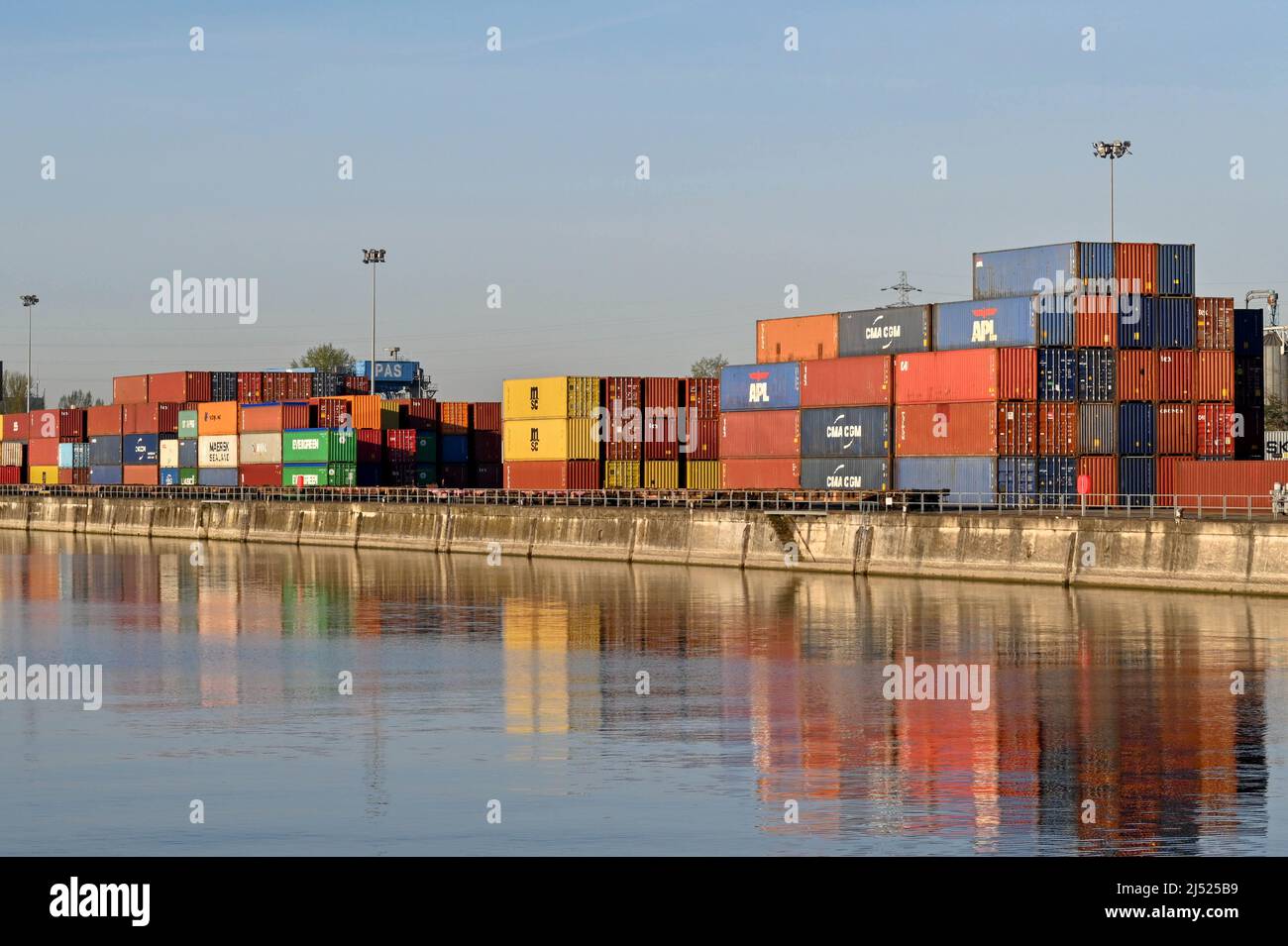 Strasburgo, Francia - Aprile 2022: I contenitori per la spedizione sono impilati sul porto presso il terminal dei container della città sul fiume Reno. Foto Stock