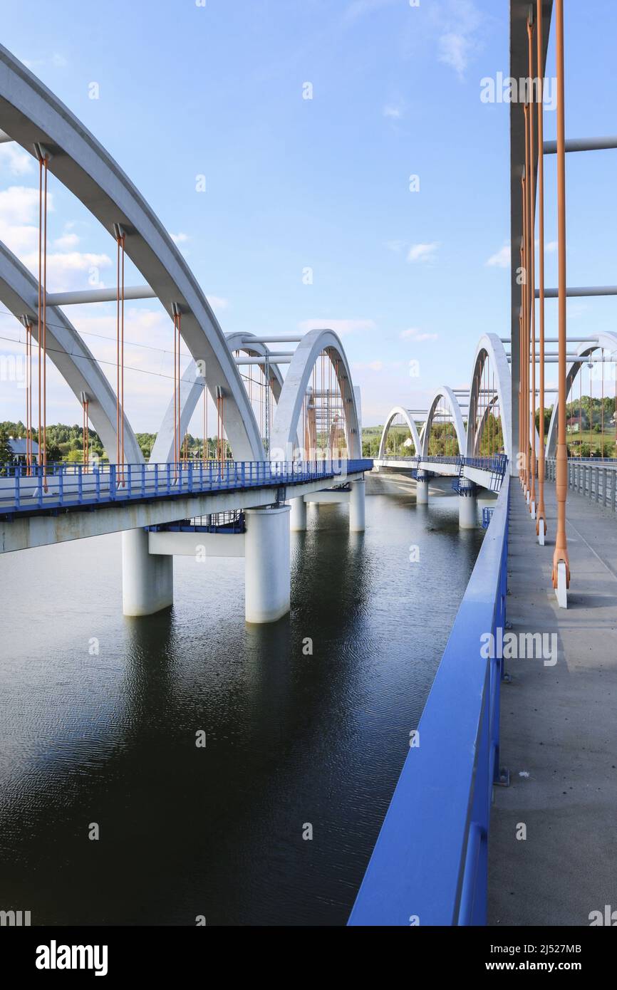 Ponti - treni e automobili sul lago Mucharskie, Dabrowka, Polonia. Foto Stock