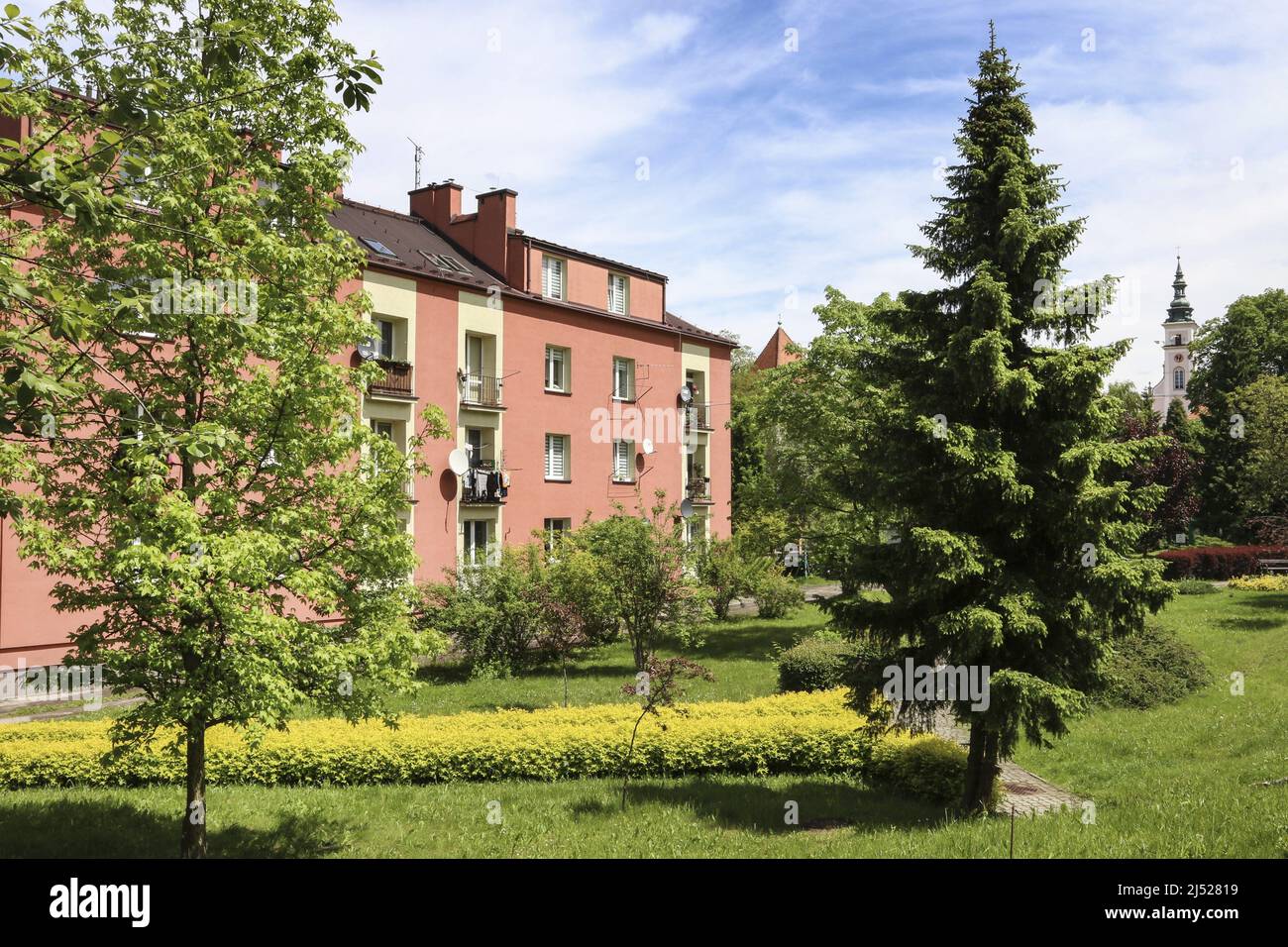 Un edificio residenziale multi-familiare circondato da un parco a Wieliczka, Polonia. Foto Stock