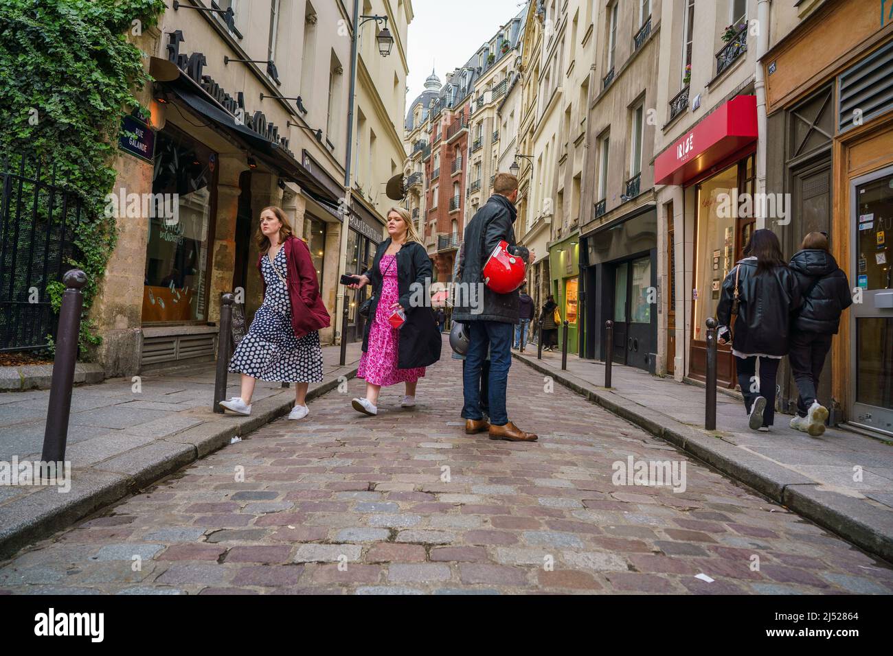 Parigi, Francia. 13th Apr 2022. I turisti camminano lungo Rue Galande nel quartiere della Sorbona nel 5th arrondissement di Parigi. Rue Galande, oggi conserva un aspetto medievale, era una volta la strada romana che andava a Lione e Roma, è un luogo molto turistico. (Foto di Atilano Garcia/SOPA Images/Sipa USA) Credit: Sipa USA/Alamy Live News Foto Stock