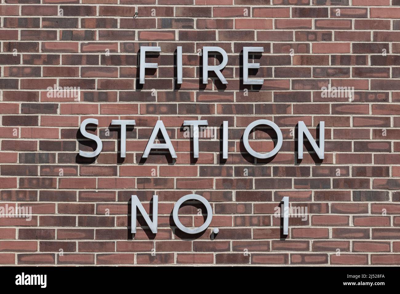 Stazione dei vigili del fuoco NO. 1 segno. La stazione dei vigili del fuoco numero uno è la prima stazione della città o del comune di cui è responsabile. Foto Stock