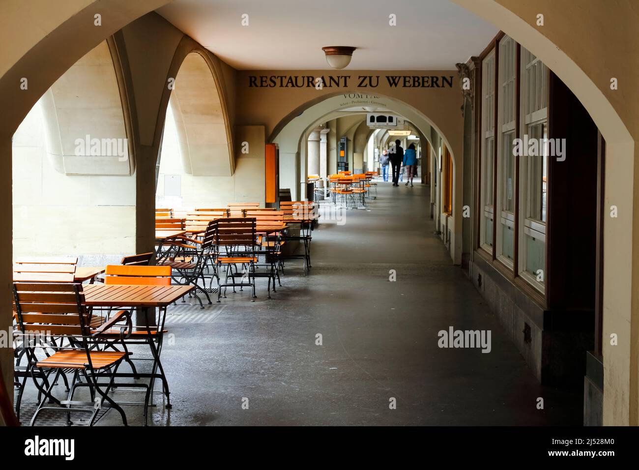 Berna, Svizzera - 17 aprile 2017: Il caffè all'aperto sotto i portici, posti vacanti sono lì. I portici della città vecchia sono una delle varietà di touris Foto Stock