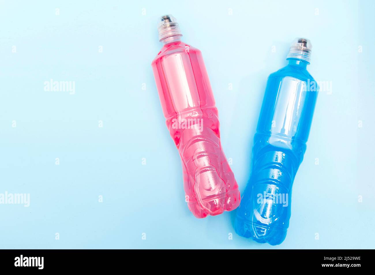 Bottiglie di plastica con liquido colorato. Bottiglie colorate di nutrizione sportiva, isotonica. Foto Stock