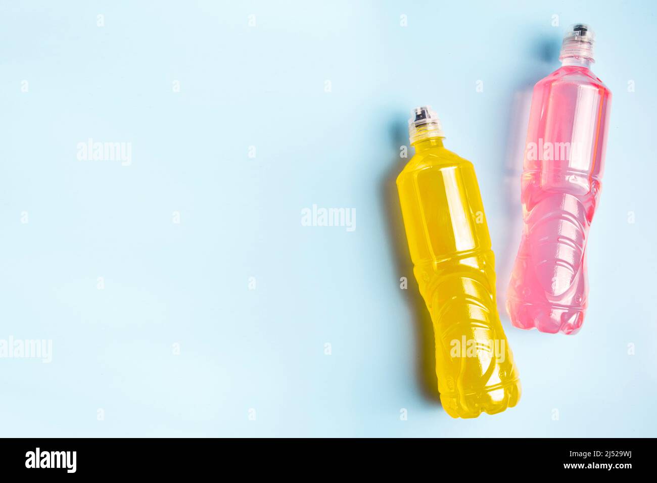 Bottiglie di plastica con liquido colorato. Bottiglie colorate di nutrizione sportiva, isotonica. Foto Stock