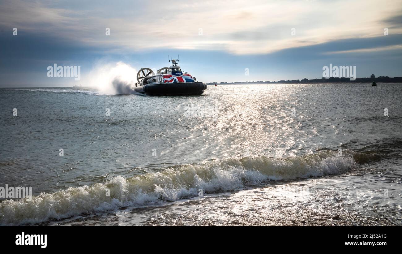 Un hovercraft chiamato 'Island Flyer' che ha viaggiato dall'Isola di Wight si avvicina alla fine del suo viaggio a Southsea Beach, Hampshire, Regno Unito Foto Stock