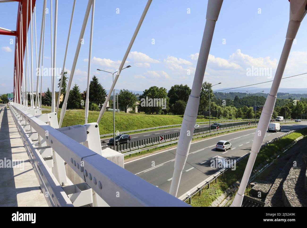 Un'autostrada vista dal moderno ponte di Mogilany, in Polonia. Foto Stock