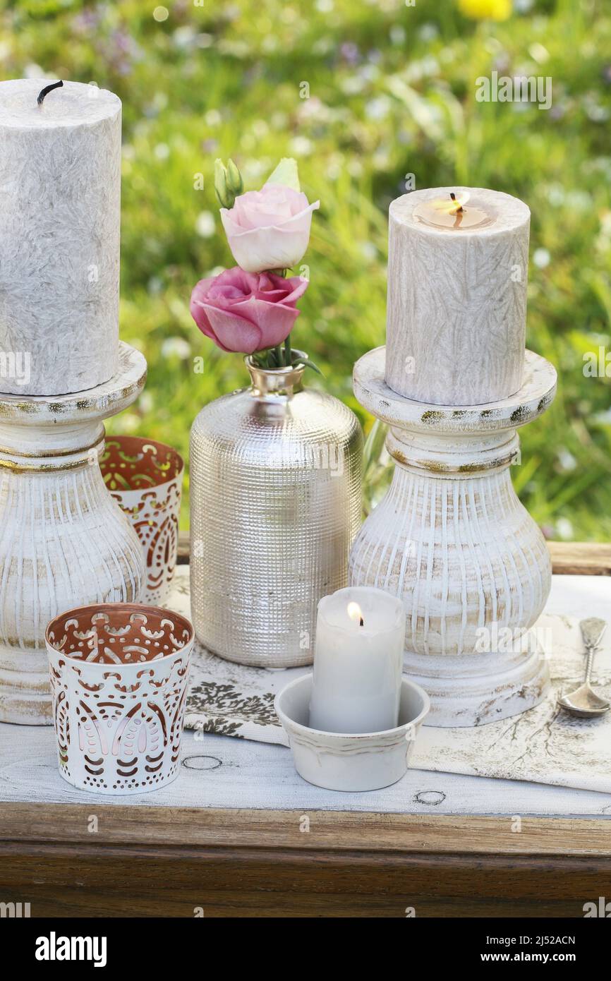 Bella decorazione con fiori eustoma e candele. Motivo cartolina. Foto Stock