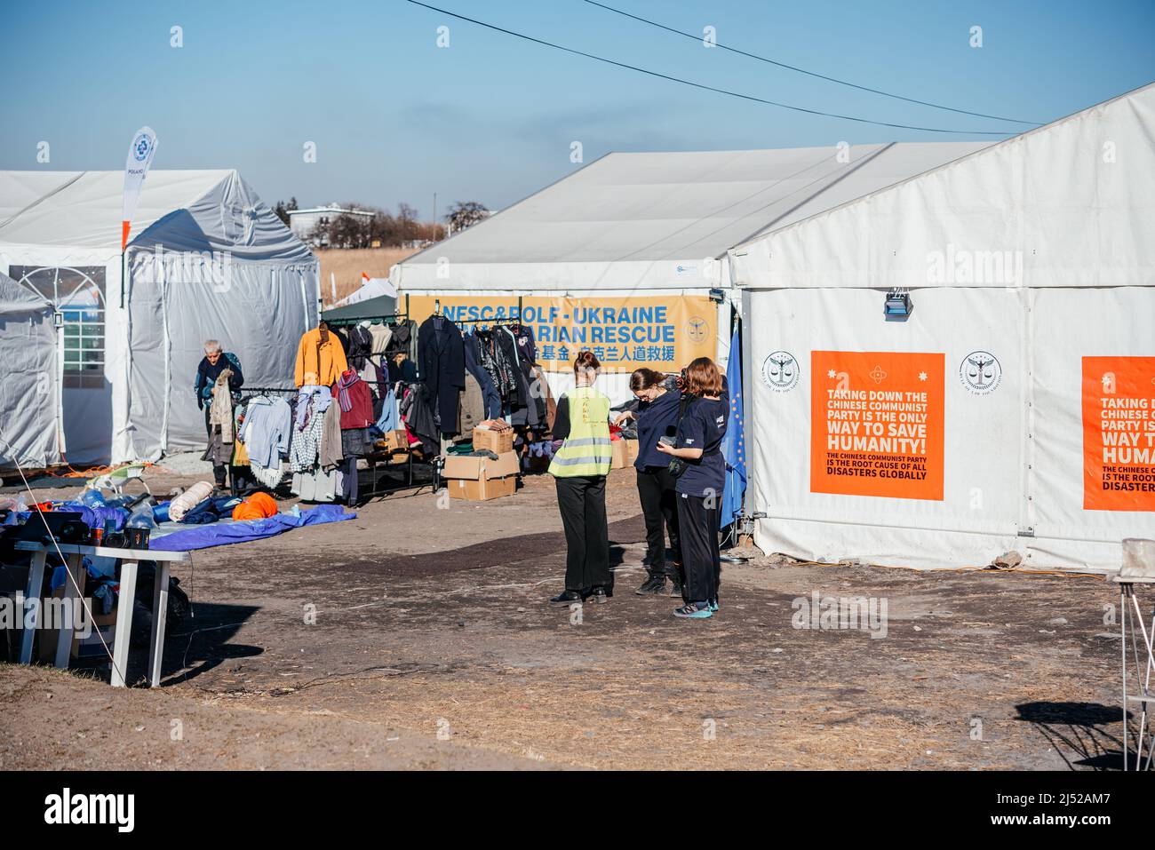 Medyka, Polonia - 24 marzo 2022: Campo profughi al valico di frontiera ucraino-polacco a Medyka. Persone che fuggono dalla guerra in Ucraina Foto Stock