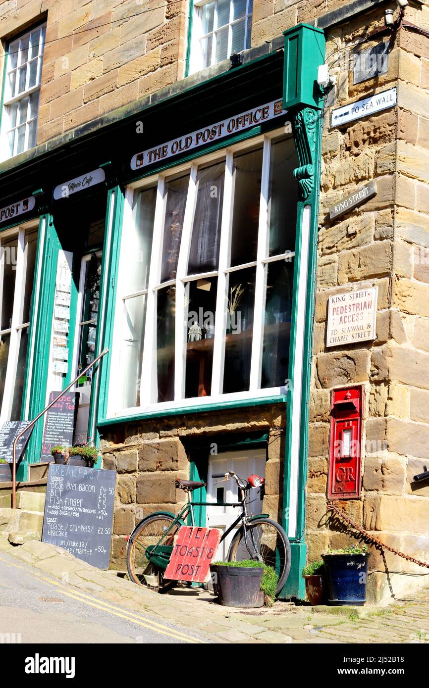 L'Old Post Office a Robin Hood's Bay, sulla costa dello Yorkshire, che ora è un caffè accogliente e popolare chiamato Tea Toast and Post. Foto Stock