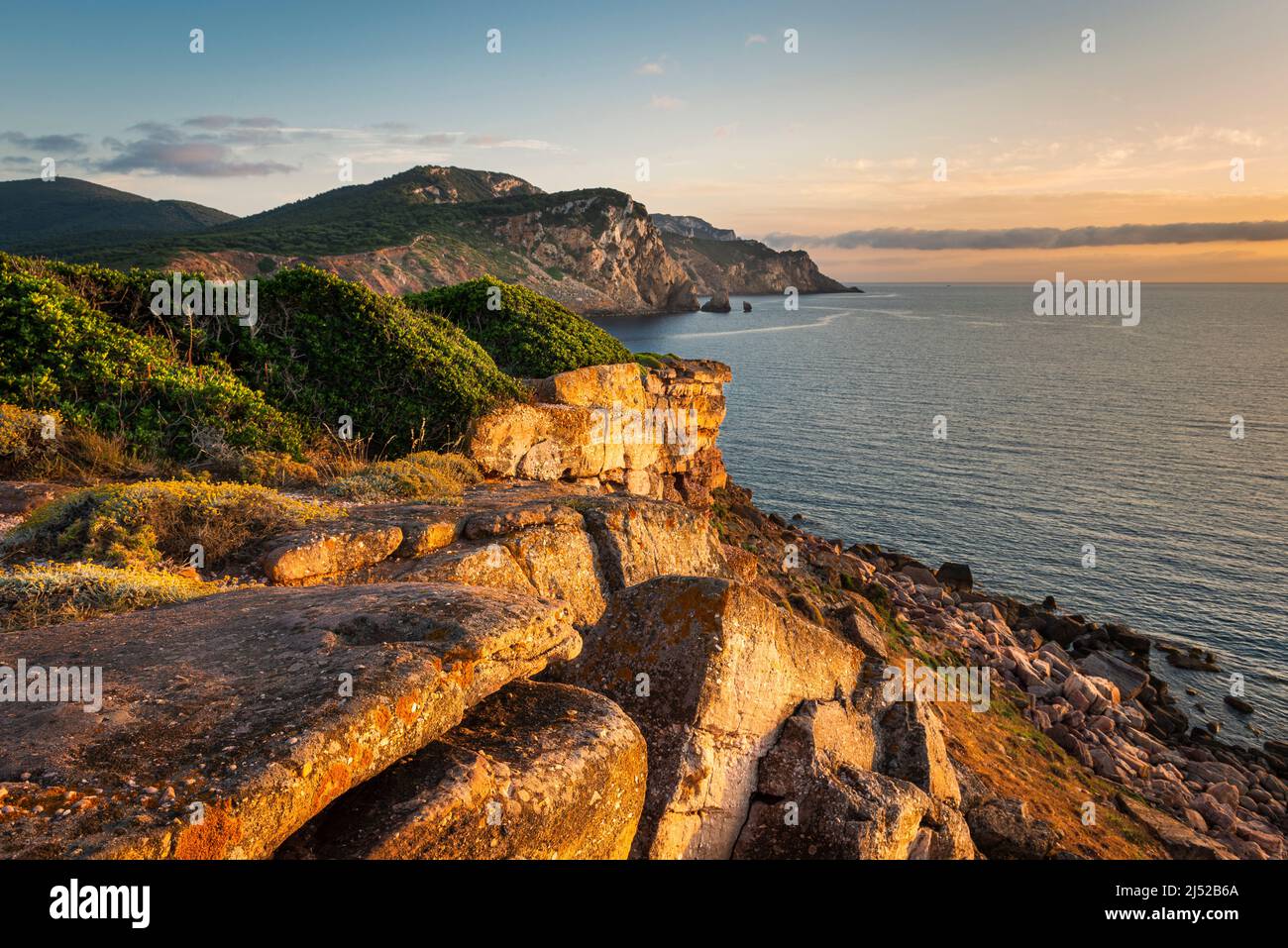 Bella natura della costa sarda - tramonto sulla costa rocciosa del Parco Naturale di Porto Conte, Torre del Porticciolo, Sardegna, Italia Foto Stock