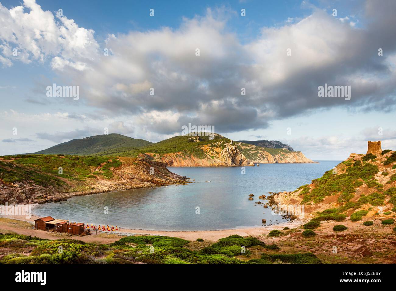 Bella Sardegna - Alba al sole presso la torre di guardia e la spiaggia di Baia di Torre del Porticciolo e il Parco Naturale di Porto Conte sulla costa occidentale, la Nurra Foto Stock