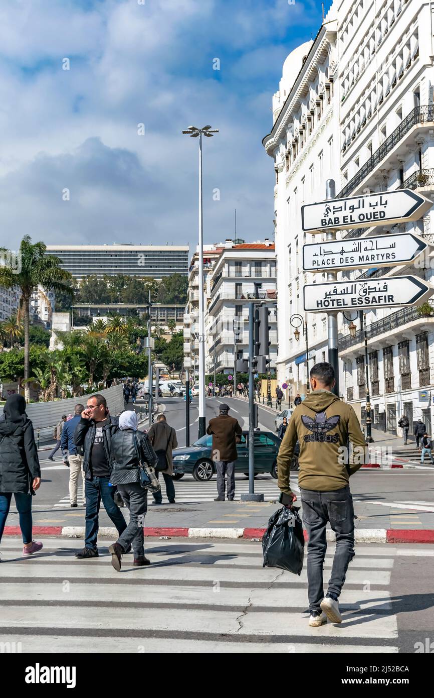 Vista sul centro città dell'ufficio postale centrale di Algeri e dell'hotel Aurassi. Indicazioni stradali per Bab El Oued, Martyr's Square, Hotel Safir in arabo e francese. Foto Stock