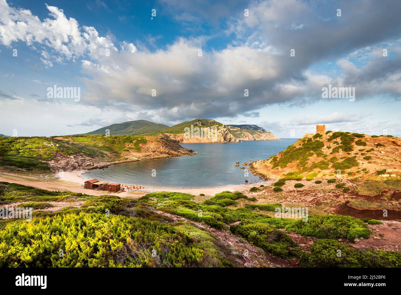 Bella Sardegna - Alba al sole presso la torre di guardia e la spiaggia di Baia di Torre del Porticciolo e il Parco Naturale di Porto Conte sulla costa occidentale, la Nurra Foto Stock
