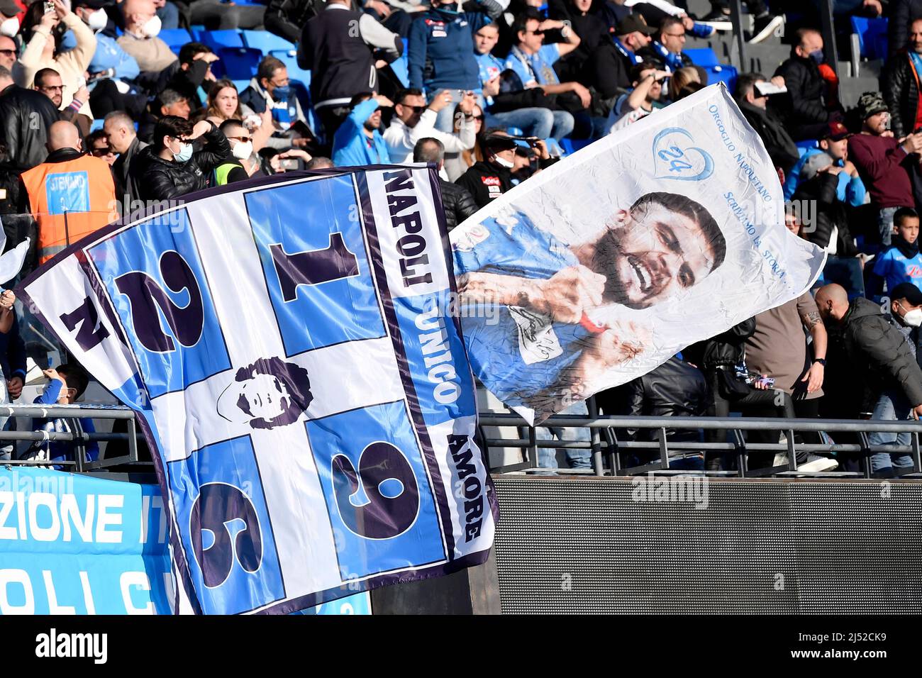 I fan di Napoli si acclamano sulle bandiere con le foto di Diego Armando Maradona e Lorenzo Insigne durante la serie A partita di calcio tra SSC Napoli e. Foto Stock