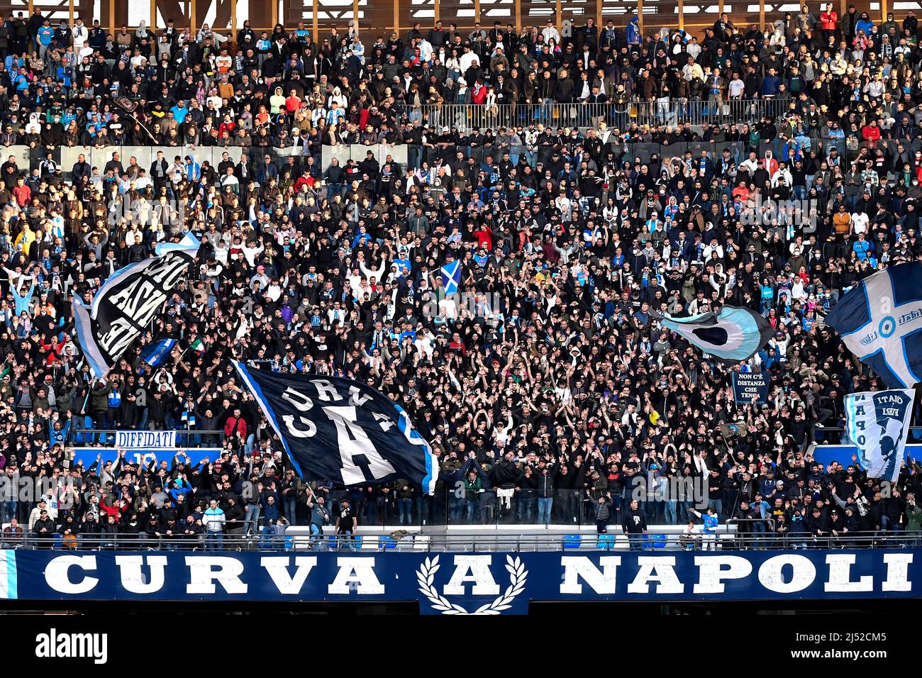 I tifosi di Napoli si acclamano durante la Serie A di calcio tra SSC Napoli e AS Roma allo stadio Diego Armando Maradona di Napoli (Italia), aprile 18th, Foto Stock
