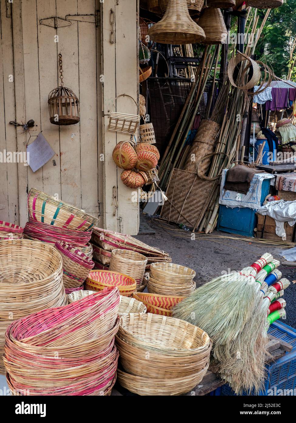 04 10 2022 Bucket di bambù artigianali tradizionali e cose al Mahatma Jyotiba Fule Market Un Mandai a Pune Maharashtra India. Foto Stock