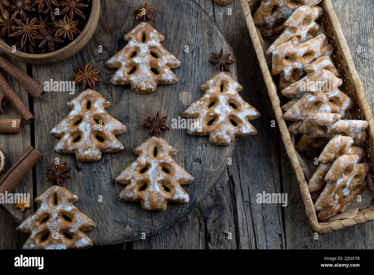 Biscotti dell'albero di Natale su sfondo di legno. Cibo di Capodanno. Stella anice. Prodotti da forno per le feste. Pan di zenzero sul table.gling zucchero dolcezza gusto stagione. Foto Stock