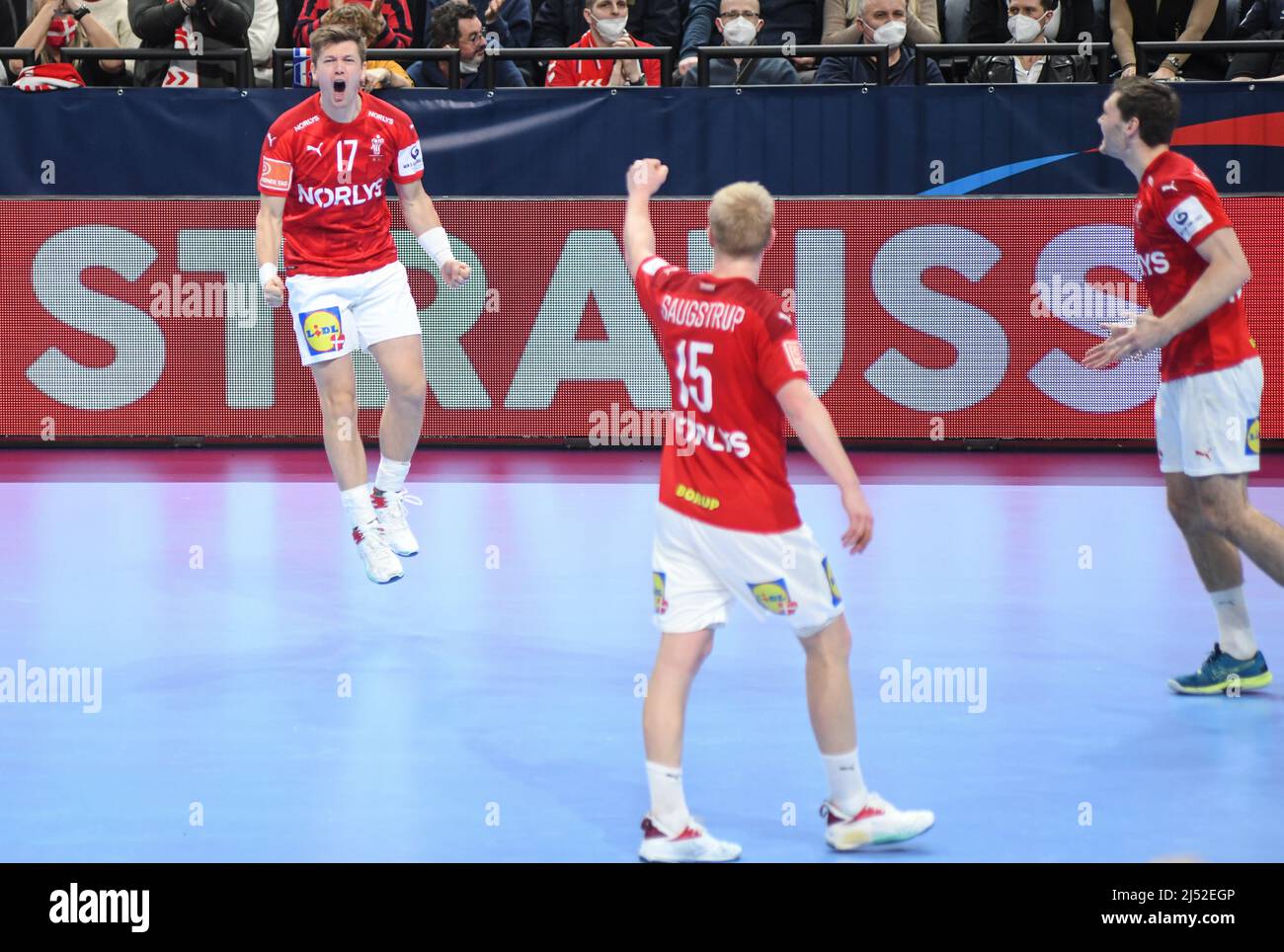 Lasse Svan (Danimarca) celebra con il Niclas Kirkelokke e Magnus Saugstrup la medaglia di bronzo dopo la sconfitta della Francia. EHF Euro 2022 Foto Stock