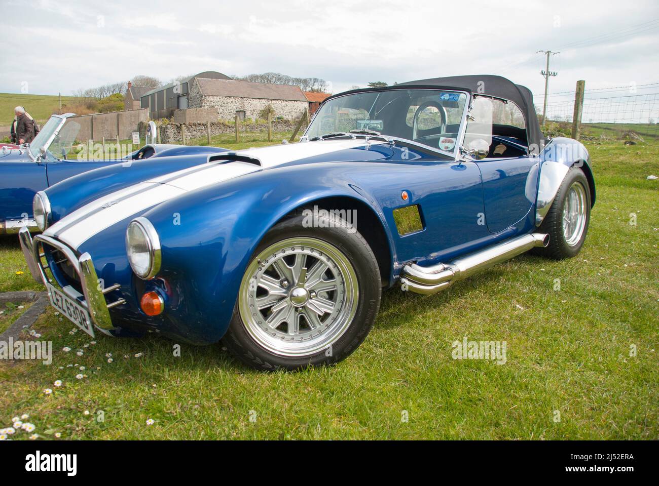 Scarichi laterali in acciaio inox su un'auto Cobra Replica 427. Foto Stock