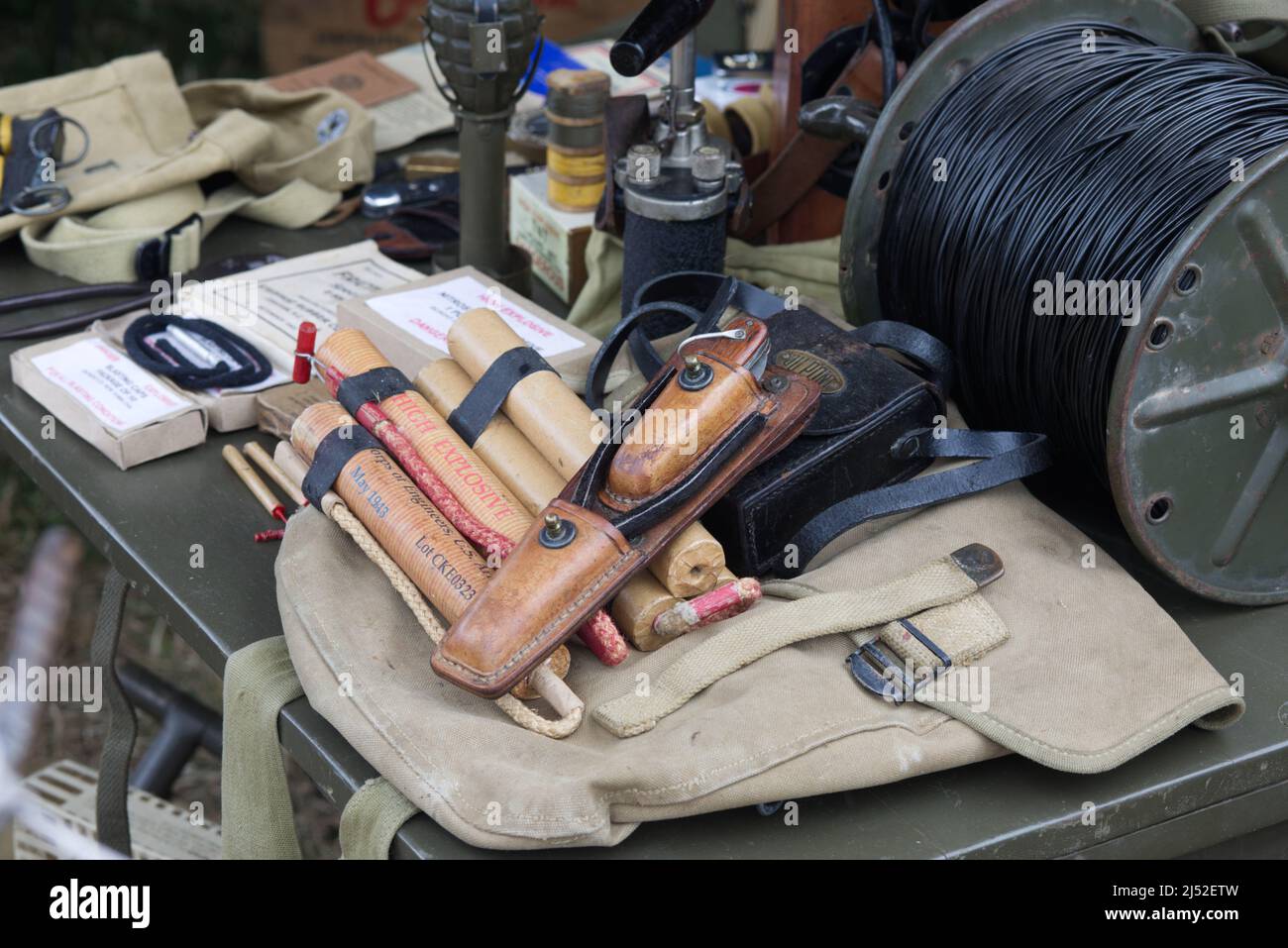 esplosivi alti e filo con coltello, ww11 cimeli Foto Stock