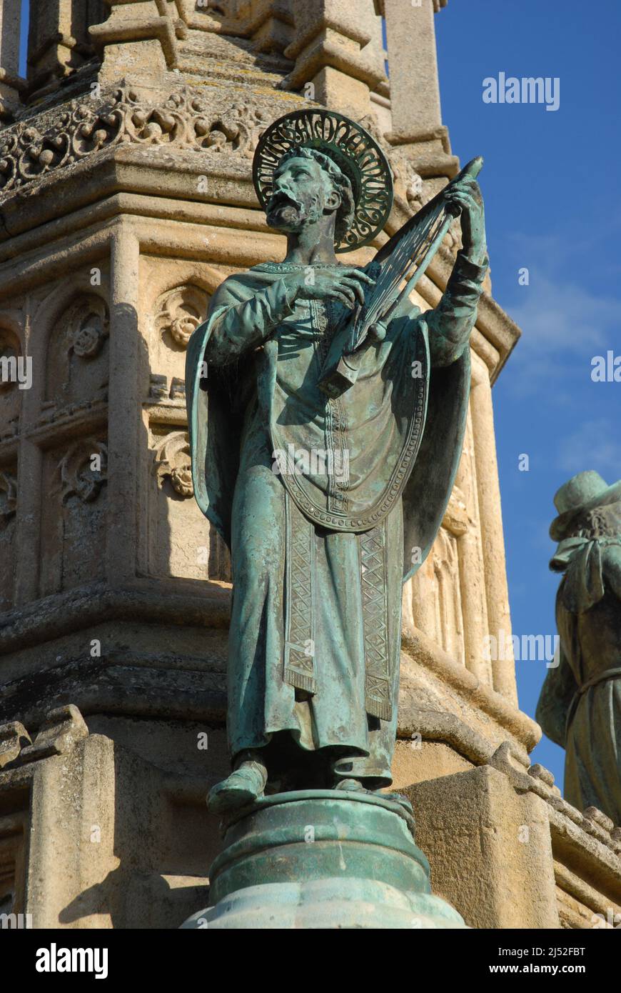 Statua di St Aldhem sulla Digby Memorial Cross fuori Sherborne Abbey, Sherborne, Dorset, Inghilterra Foto Stock