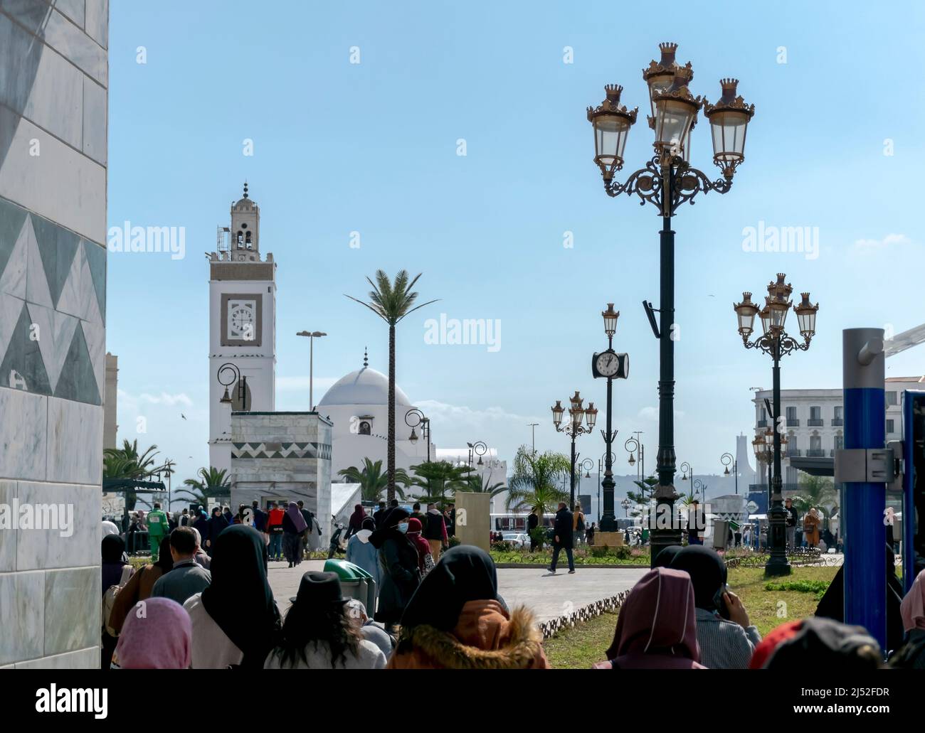 Piazza di Castah Martyr con la Grande Moschea di Algeri o Djamaa El kebir con orologio sul minareto. Dal cancello della stazione della metropolitana. Foto Stock