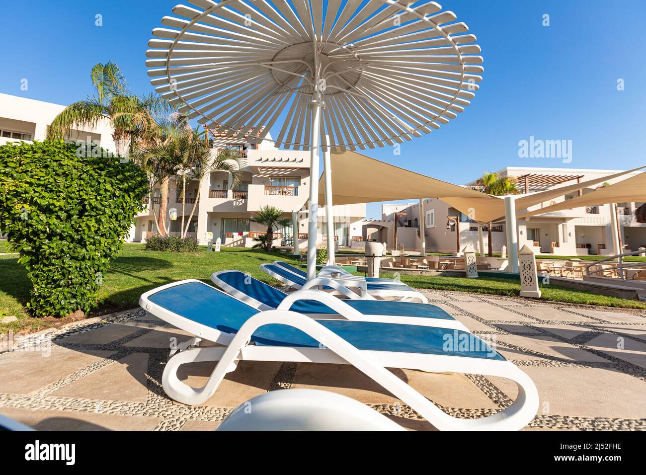 Hurghada, Egitto - 1 ottobre 2019: Ombrelloni e lettini da mare vicino alla piscina in Jaz Casa del Mar Resort a Hurghada, Egitto Foto Stock