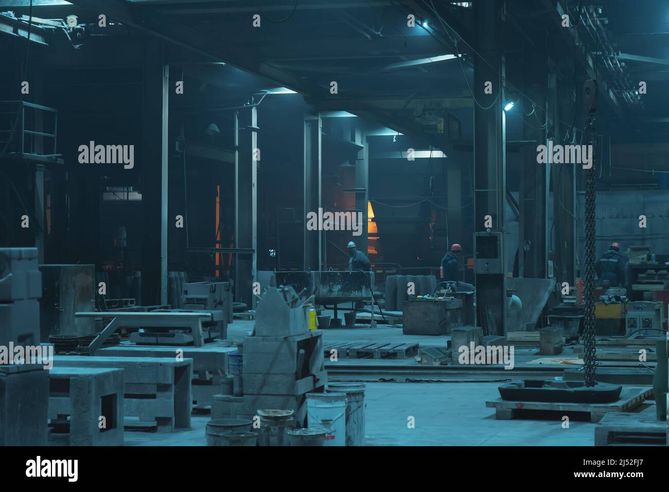 Industria pesante, produzione industriale di metallo in fonderia, officina con stampi. Foto Stock