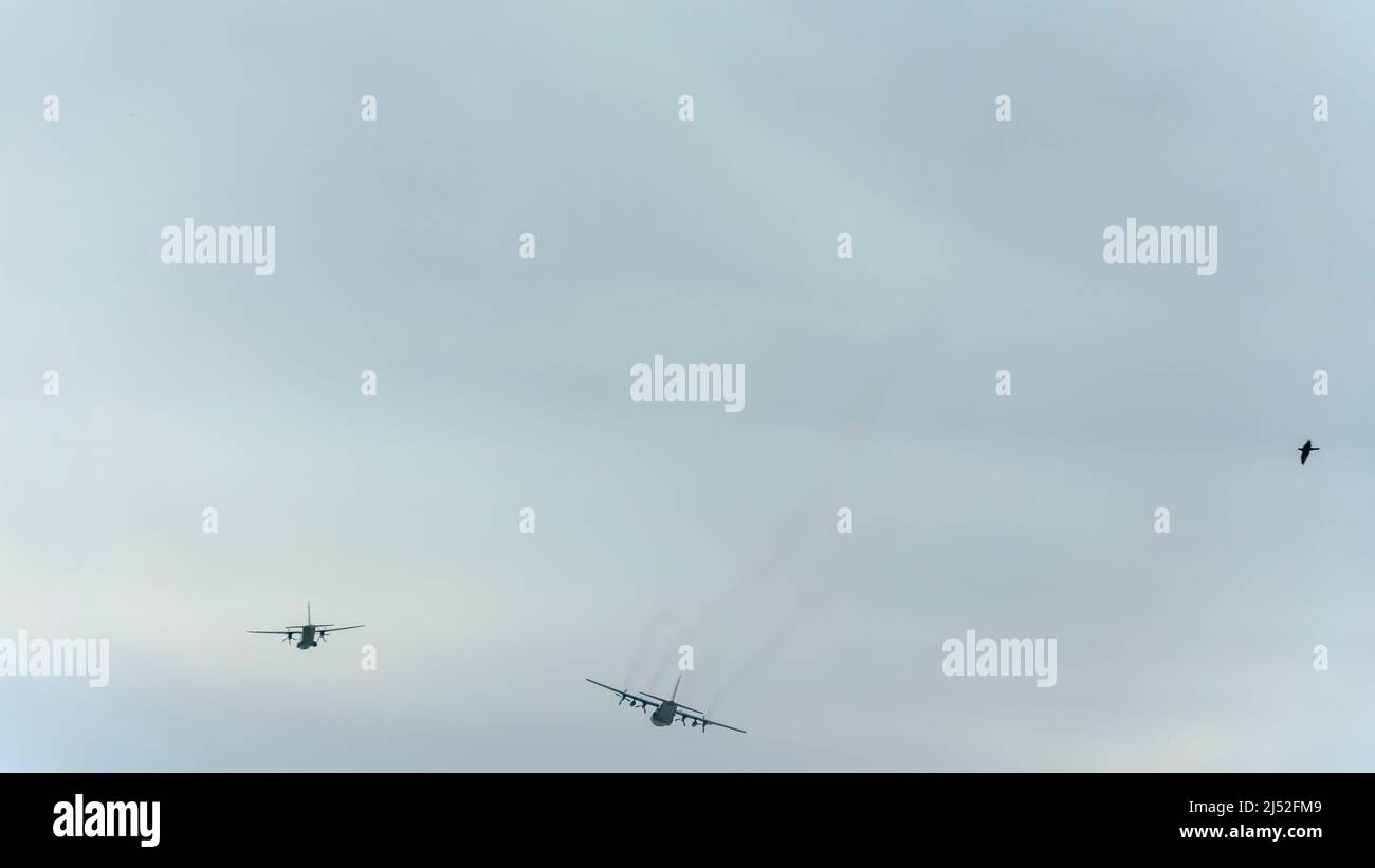 Due aerei e un uccello che volano sopra l'autostrada Blida sull'aeroporto militare di Boufarik. Cielo nuvoloso coperto. Foto Stock