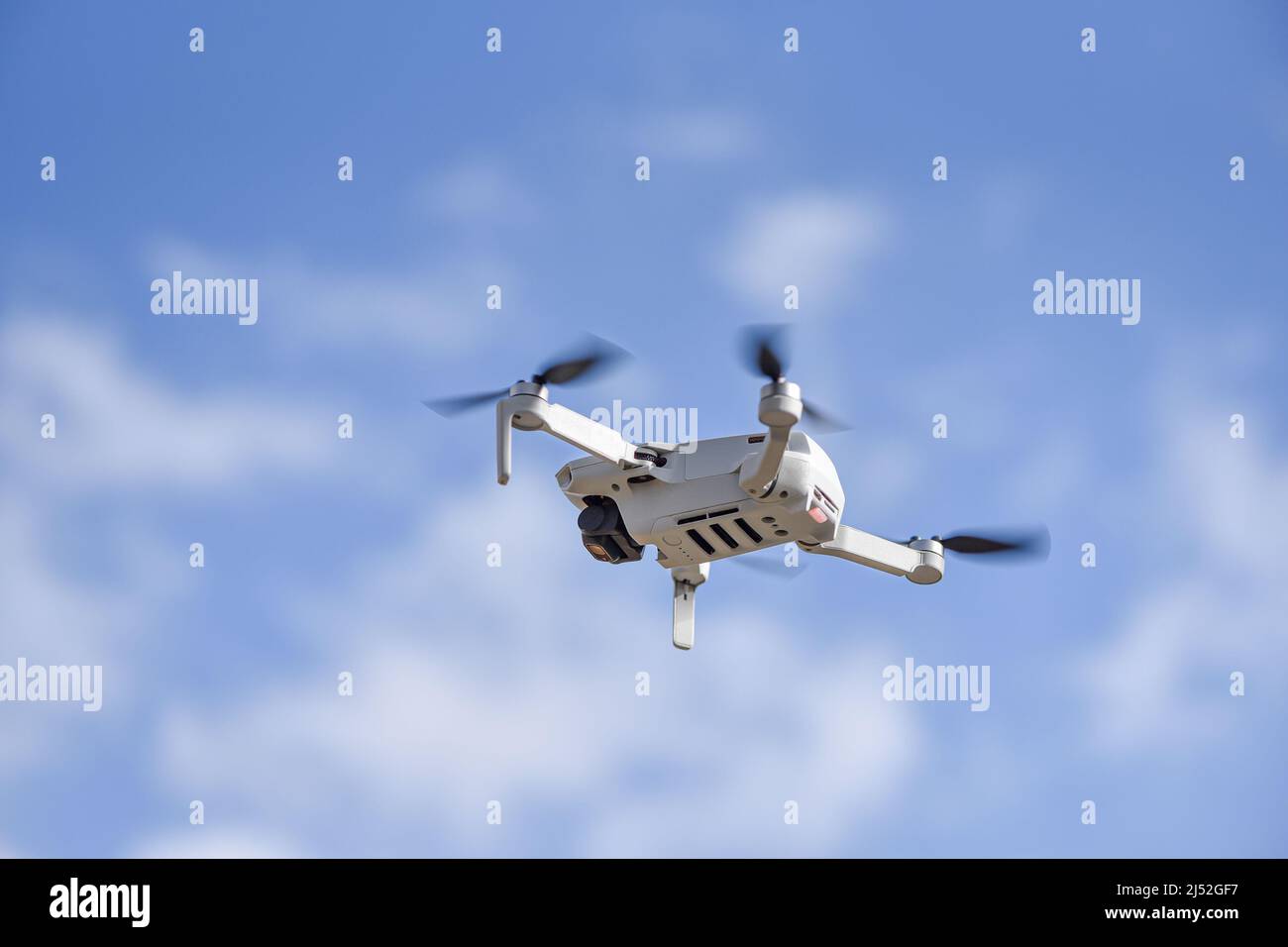 10 Aprile 2022 - Cracovia, Polonia: Drone DJI Mavic Mini 2 che vola in aria, cielo blu sullo sfondo. Foto Stock