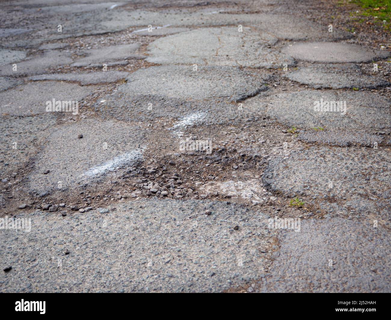 Pothole sulla strada britannica, problema importante per danni all'automobile, incidenti e reclami assicurativi Foto Stock